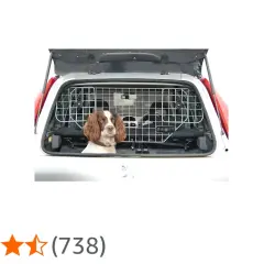 Un chien Springer Spaniel attend patiemment dans le coffre d'une voiture, séparé par une grille. Ce système de séparation chien voiture assure un voyage en toute sécurité.