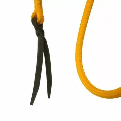 Licol easy walk : une cordelette jaune tressée et un mors noir torsadé, prêts pour une promenade paisible.