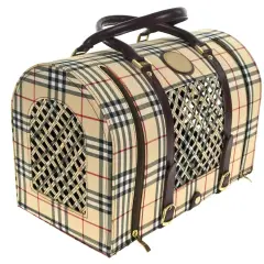 Sac de transport pour chien au motif iconique, avec des grilles d'aération et des finitions en cuir. Idéal pour les promenades, et même pour y ranger un distributeur sac à crotte.