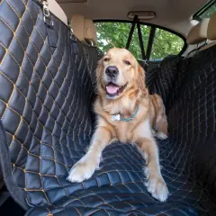 Un adorable chiot Golden Retriever profite du confort d'une housse de siège matelassée pour un transport en voiture en toute sécurité.