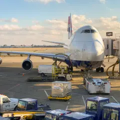Gros avion British Airways à quai, prêt pour le chargement. Pensez au tarif transport chien Nouvelle-Calédonie pour votre compagnon.