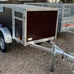 Remorque voiture pour chien occasion, idéale pour transporter votre compagnon en toute sécurité. Cage spacieuse avec porte et aération.