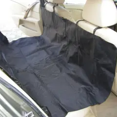 Protection siège voiture chien : une housse noire est installée sur les sièges arrière d'une voiture pour protéger l'intérieur des poils et salissures de votre compagnon.