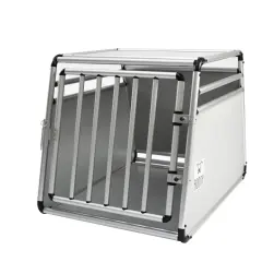 Une cage de transport chien XXL pour voiture, en aluminium, avec une porte grillagée. Idéale pour les longs trajets en toute sécurité.
