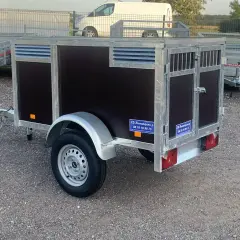 Remorque pour chien en métal et bois sombre, idéale pour le transport. Demandez le prix de cette remorque pour voiture.