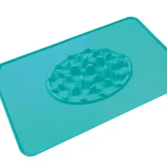 Tapis pour gamelle chien bleu turquoise, avec des reliefs pour ralentir la prise de nourriture.