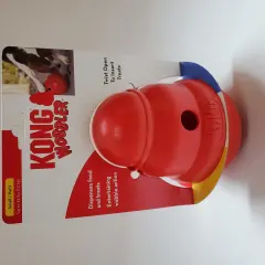 Kong Wobbler, un distributeur de croquettes rouge pour chiens, promet des moments de jeu divertissants.