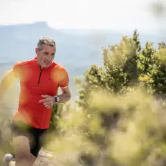 Un homme court en pleine nature, sur un sentier rocailleux. C'est ça, le trail : une course d'endurance en montagne.