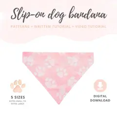 Un collier bandana chien rose pâle avec des empreintes de pattes blanches. Modèles et tutoriels disponibles en téléchargement numérique, 5 tailles.