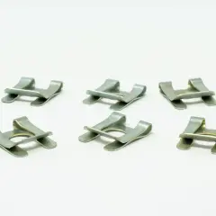 Six clips de fermeture pour cage de transport, en métal argenté, disposés sur fond blanc.