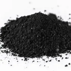 Poudre noire de charbon actif, idéale pour le bien-être de votre chien.