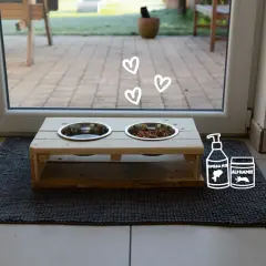 Un joli support gamelle chien bois, prêt à accueillir les repas de votre compagnon. Des cœurs flottent, symbolisant l'amour.