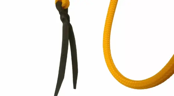 Licol easy walk : une cordelette jaune tressée et un mors noir torsadé, prêts pour une promenade paisible.