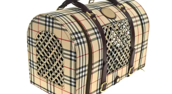Sac de transport pour chien au motif iconique, avec des grilles d'aération et des finitions en cuir. Idéal pour les promenades, et même pour y ranger un distributeur sac à crotte.