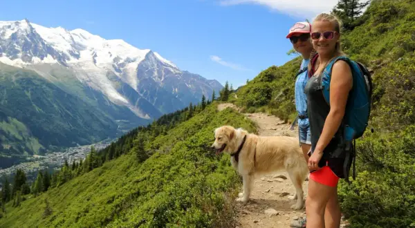 Randonnée à Chamonix avec son chien, profitant d'une vue imprenable sur le massif du Mont-Blanc.