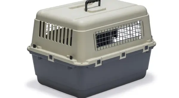 Caisse transport Karlie Flamingo, idéale pour les voyages de votre animal. Solide et aérée, elle assure confort et sécurité.