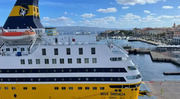 Le Mega Smeralda, un ferry de Corsica Ferries, est amarré dans un port pittoresque.