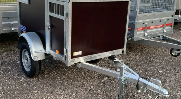Remorque voiture pour chien occasion, idéale pour transporter votre compagnon en toute sécurité. Cage spacieuse avec porte et aération.