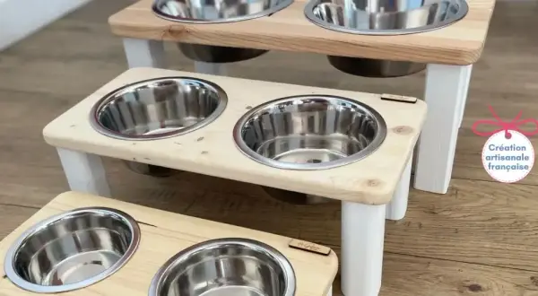Trois gamelles pour chien en bois, sur pieds blancs, avec bols en inox. Une création artisanale française pour le repas de votre compagnon.