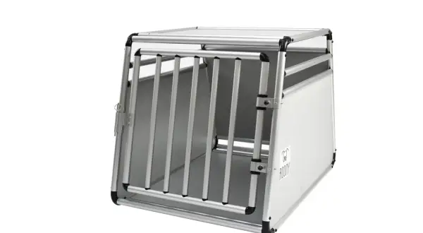 Une cage de transport chien XXL pour voiture, en aluminium, avec une porte grillagée. Idéale pour les longs trajets en toute sécurité.