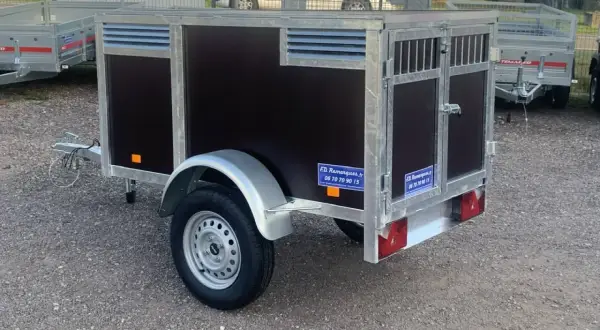 Remorque pour chien en métal et bois sombre, idéale pour le transport. Demandez le prix de cette remorque pour voiture.