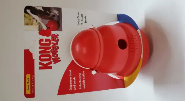 Kong Wobbler, un distributeur de croquettes rouge pour chiens, promet des moments de jeu divertissants.