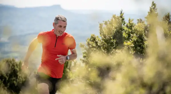 Un homme court en pleine nature, sur un sentier rocailleux. C'est ça, le trail : une course d'endurance en montagne.