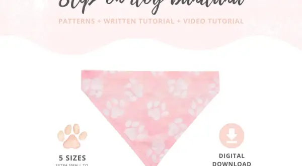 Un collier bandana chien rose pâle avec des empreintes de pattes blanches. Modèles et tutoriels disponibles en téléchargement numérique, 5 tailles.
