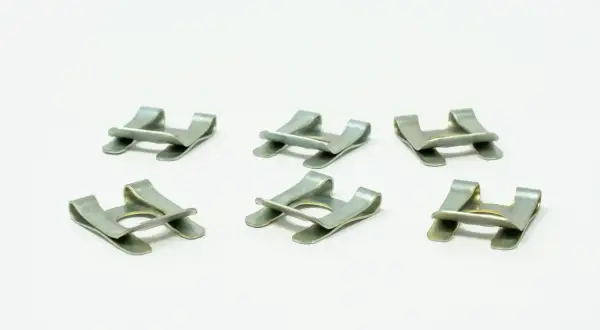 Six clips de fermeture pour cage de transport, en métal argenté, disposés sur fond blanc.