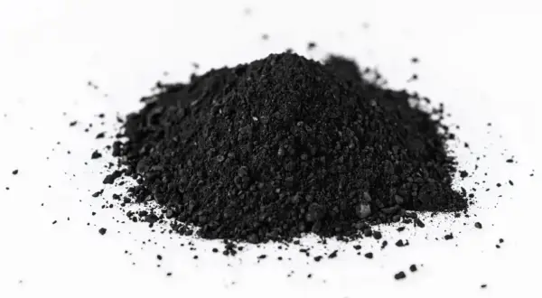 Poudre noire de charbon actif, idéale pour le bien-être de votre chien.