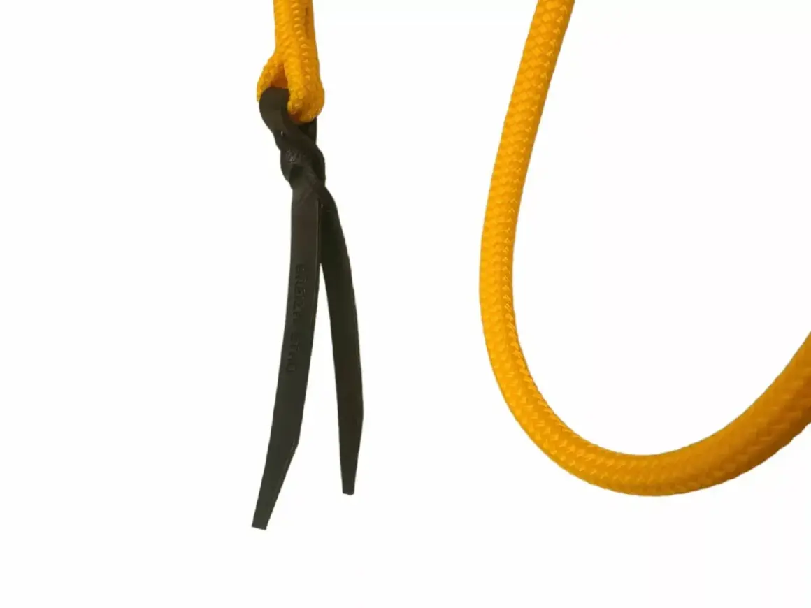 Licol easy walk : une cordelette jaune tressée et un mors noir torsadé, prêts pour une promenade paisible.