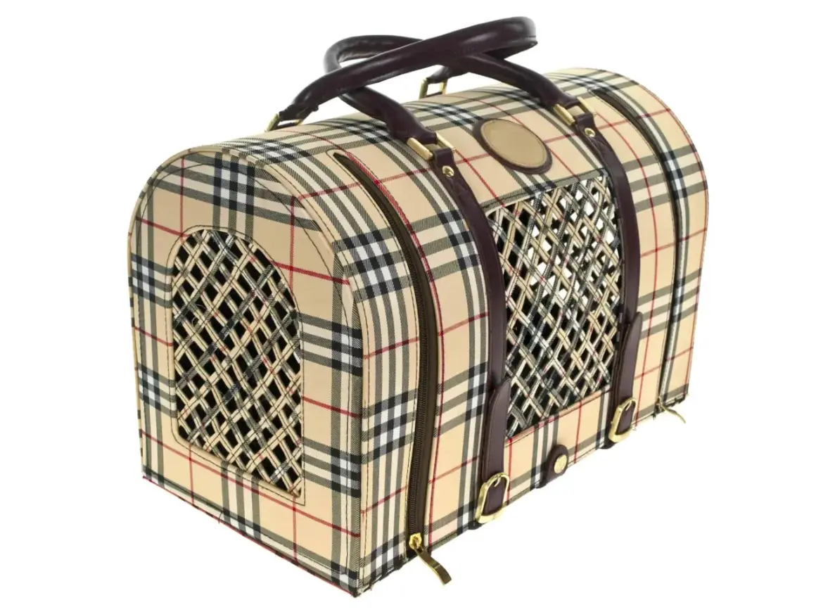 Sac de transport pour chien au motif iconique, avec des grilles d'aération et des finitions en cuir. Idéal pour les promenades, et même pour y ranger un distributeur sac à crotte.