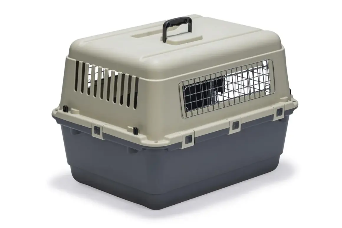 Caisse transport Karlie Flamingo, idéale pour les voyages de votre animal. Solide et aérée, elle assure confort et sécurité.