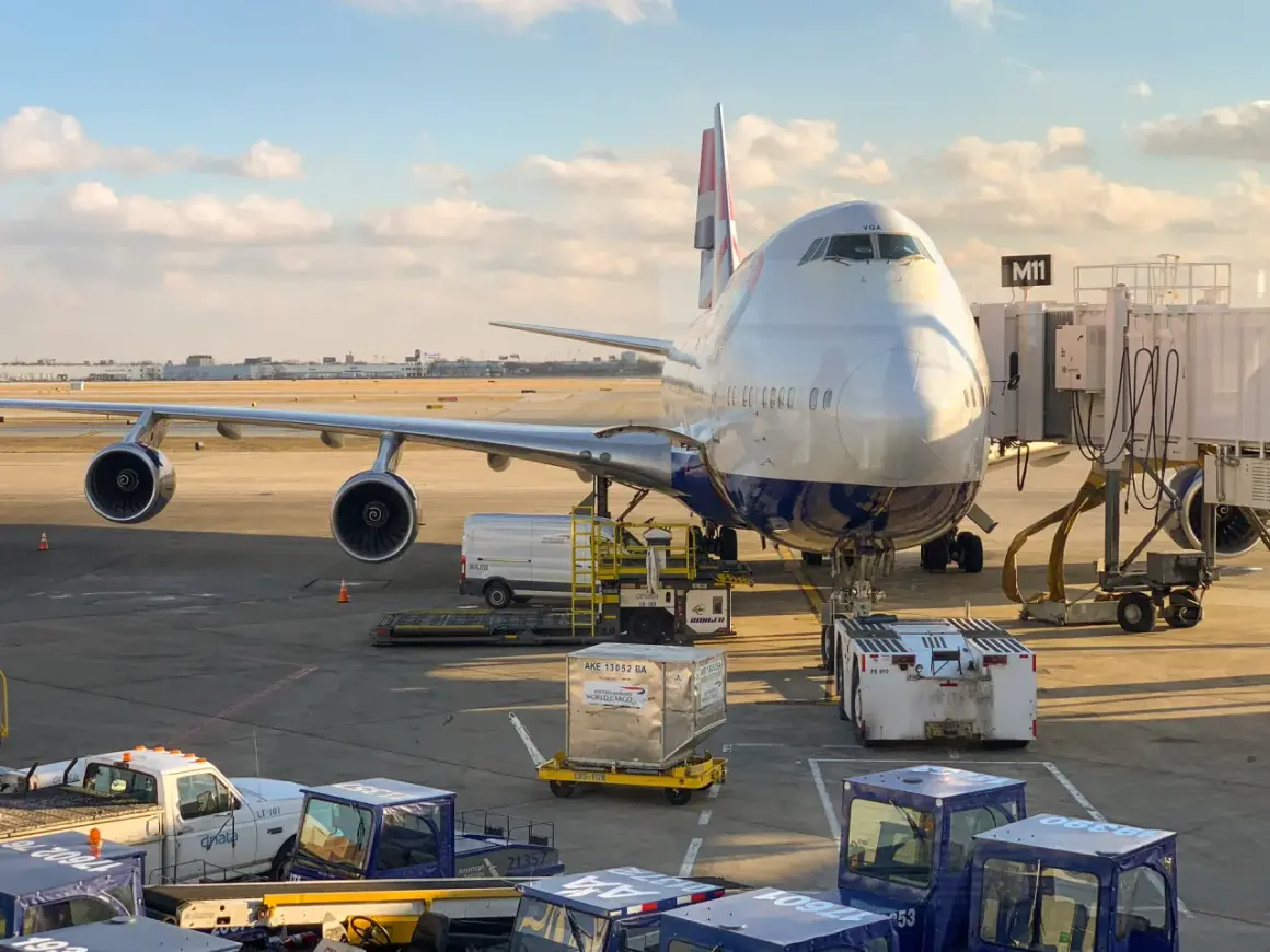 Gros avion British Airways à quai, prêt pour le chargement. Pensez au tarif transport chien Nouvelle-Calédonie pour votre compagnon.