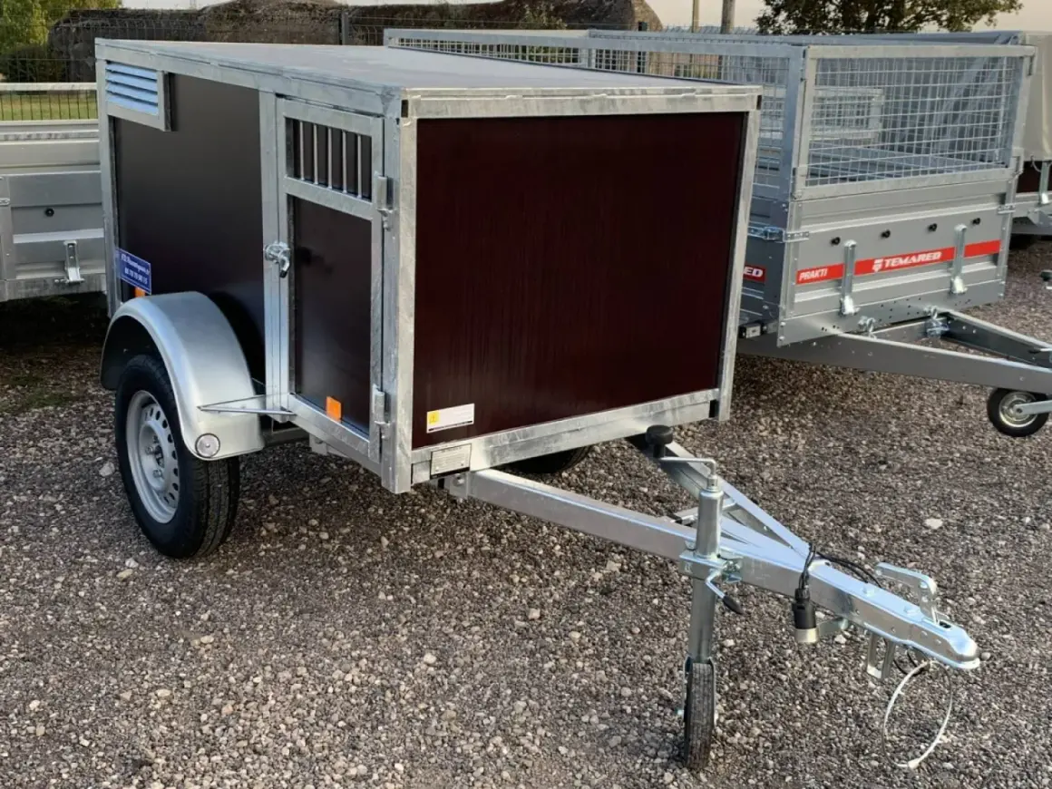 Remorque voiture pour chien occasion, idéale pour transporter votre compagnon en toute sécurité. Cage spacieuse avec porte et aération.