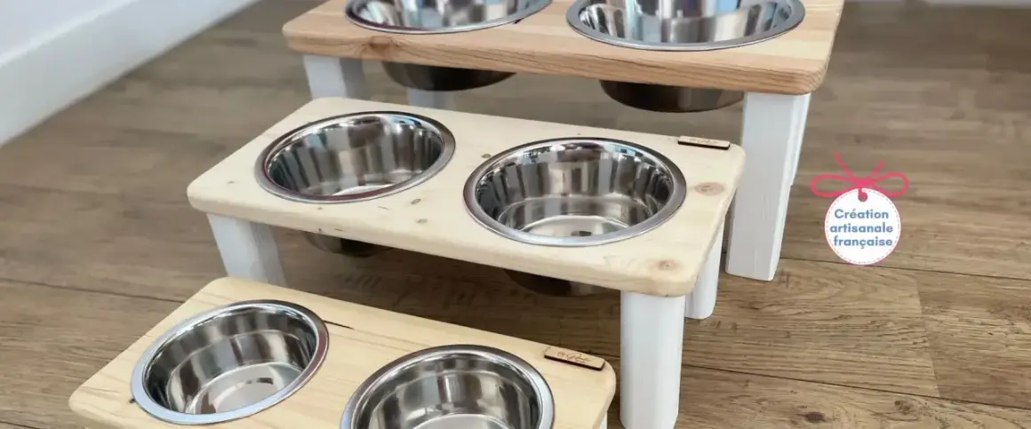 Trois gamelles pour chien en bois, sur pieds blancs, avec bols en inox. Une création artisanale française pour le repas de votre compagnon.
