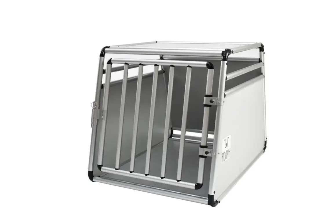 Une cage de transport chien XXL pour voiture, en aluminium, avec une porte grillagée. Idéale pour les longs trajets en toute sécurité.
