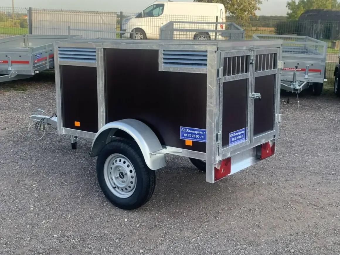Remorque pour chien en métal et bois sombre, idéale pour le transport. Demandez le prix de cette remorque pour voiture.