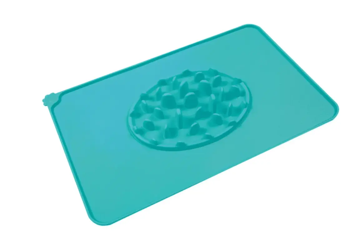 Tapis pour gamelle chien bleu turquoise, avec des reliefs pour ralentir la prise de nourriture.
