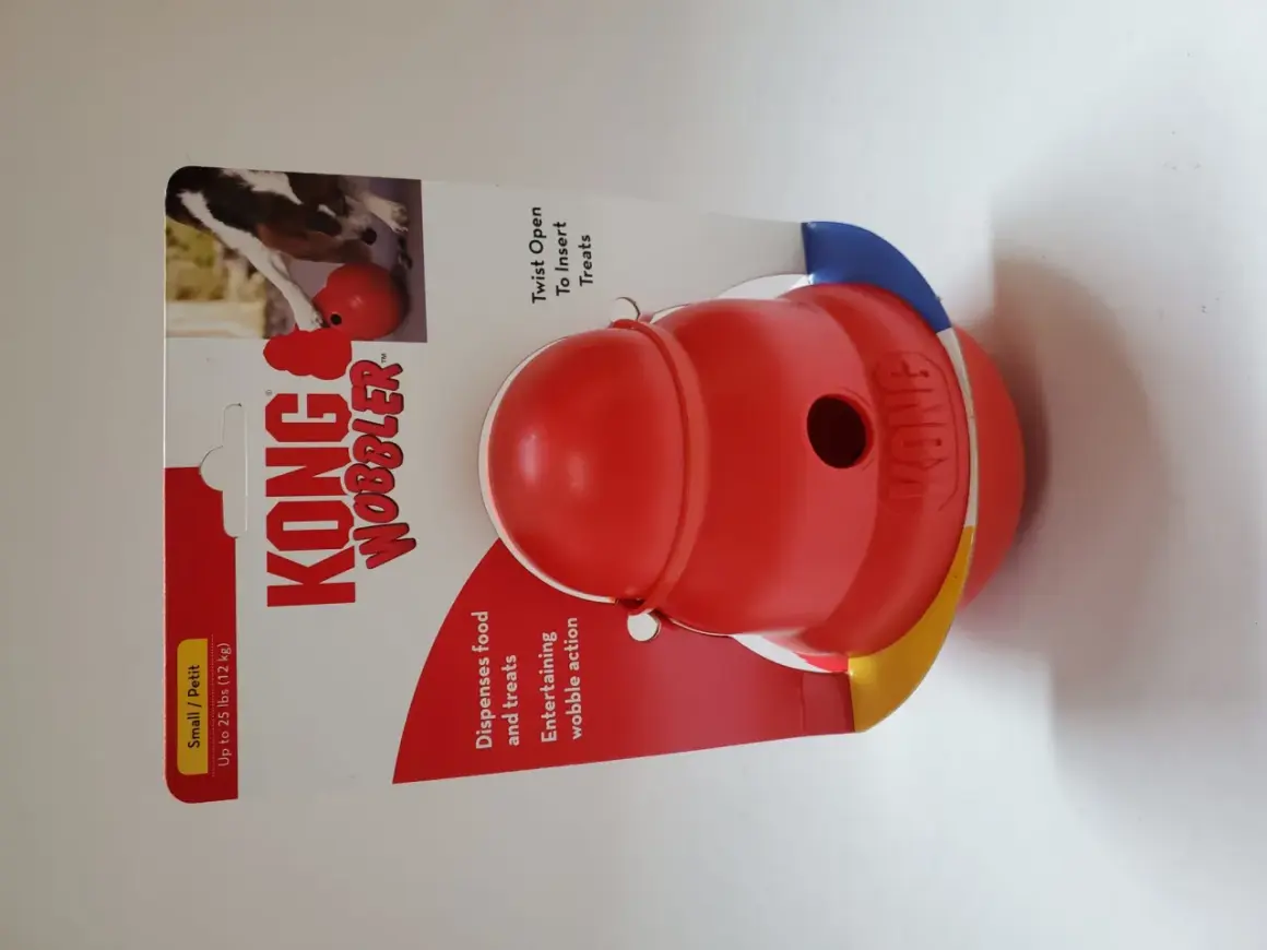 Kong Wobbler, un distributeur de croquettes rouge pour chiens, promet des moments de jeu divertissants.
