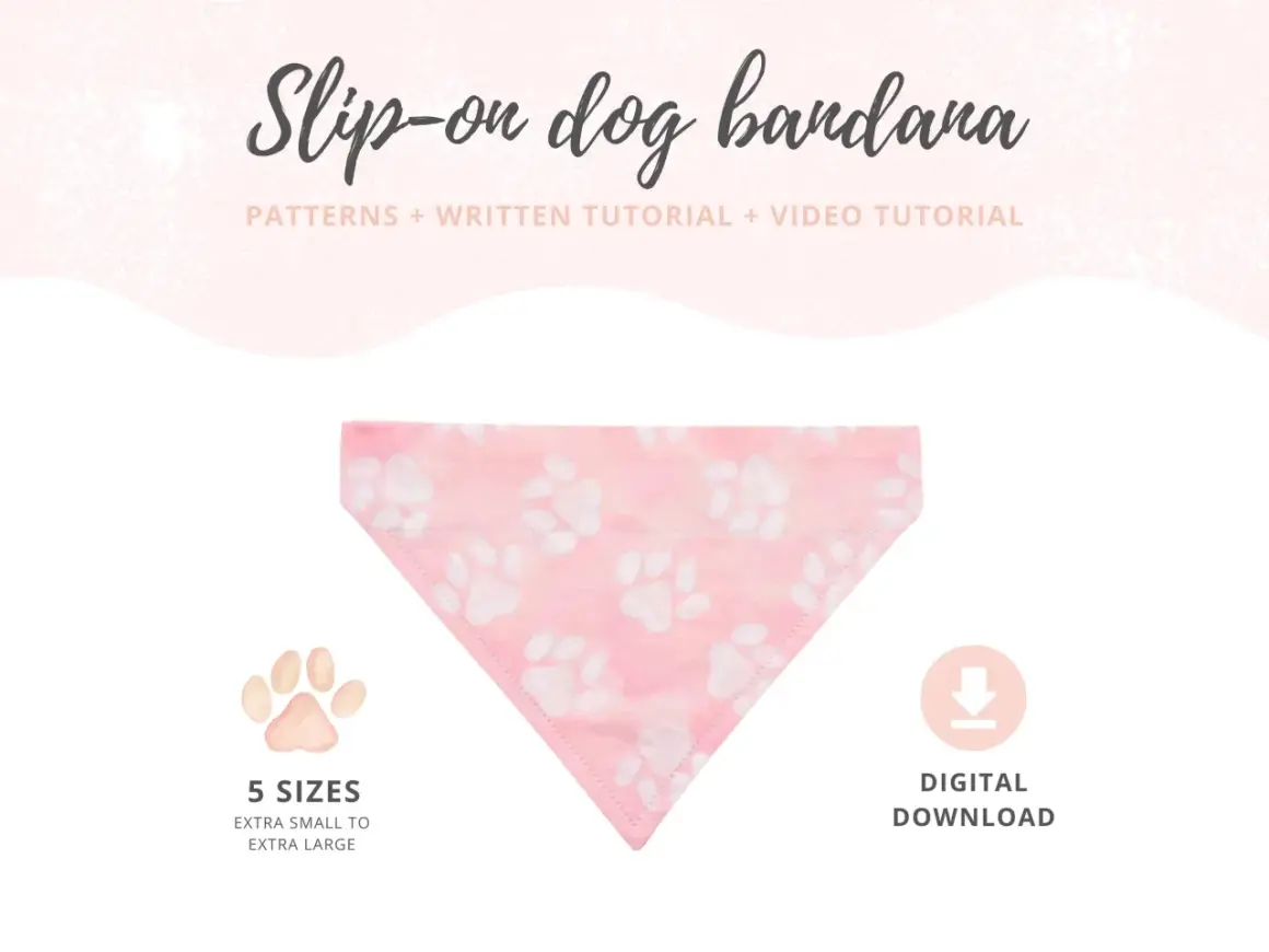 Un collier bandana chien rose pâle avec des empreintes de pattes blanches. Modèles et tutoriels disponibles en téléchargement numérique, 5 tailles.