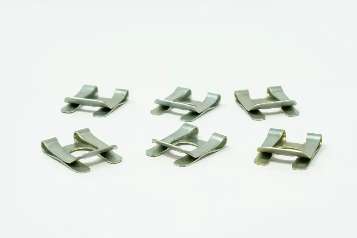 Six clips de fermeture pour cage de transport, en métal argenté, disposés sur fond blanc.