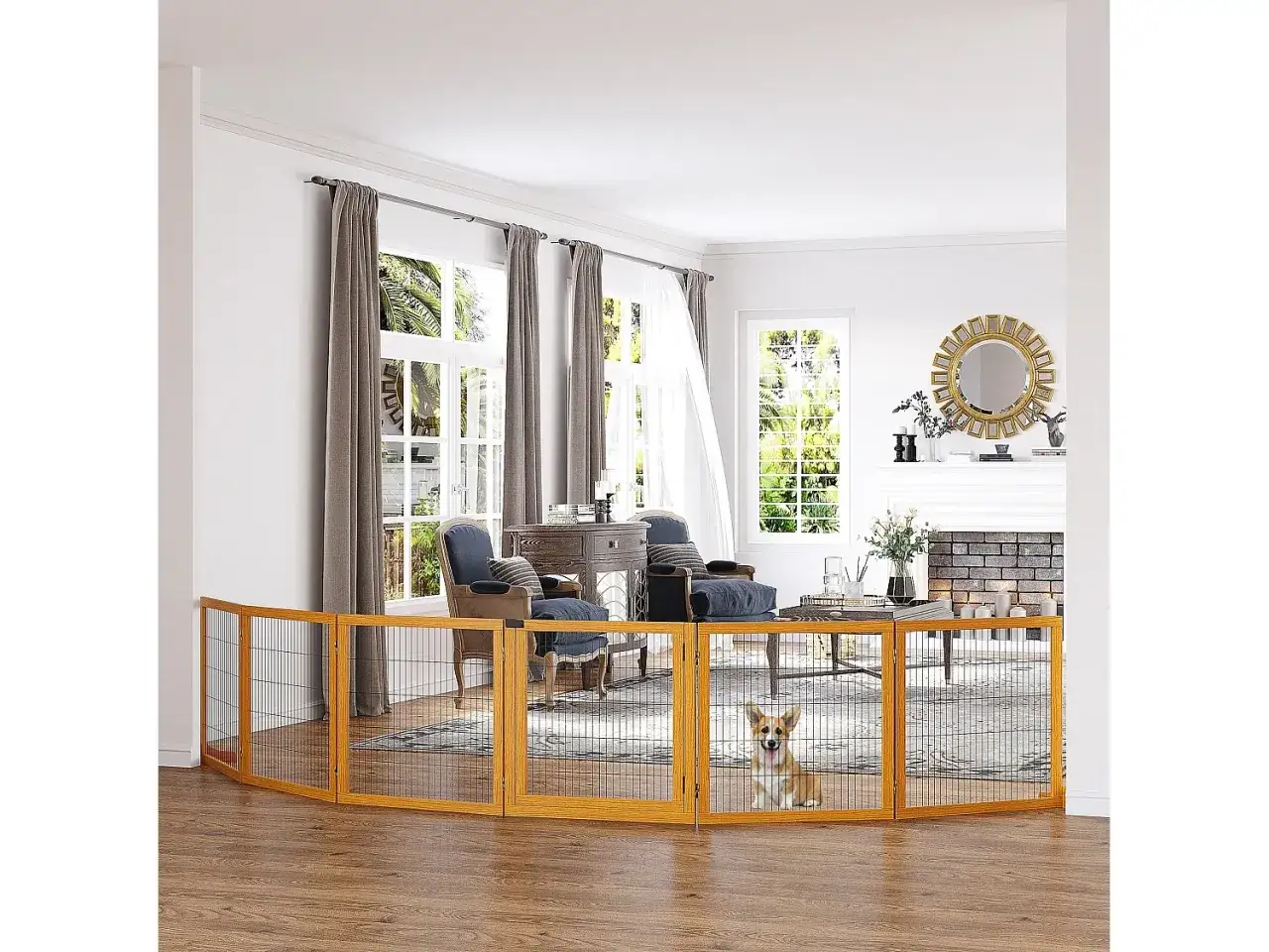 Un adorable Corgi est gardé en sécurité derrière une barrière à chien en bois dans un salon lumineux.