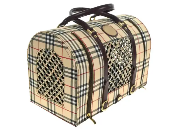 Sac de transport pour chien au motif iconique, avec des grilles d'aération et des finitions en cuir. Idéal pour les promenades, et même pour y ranger un distributeur sac à crotte.