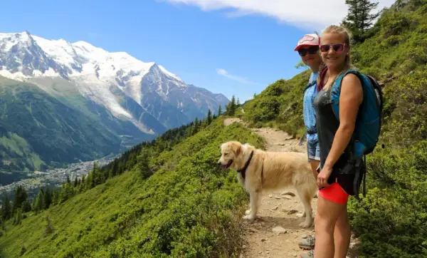 Randonnée à Chamonix avec son chien, profitant d'une vue imprenable sur le massif du Mont-Blanc.