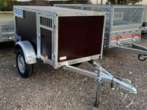 Remorque voiture pour chien occasion, idéale pour transporter votre compagnon en toute sécurité. Cage spacieuse avec porte et aération.