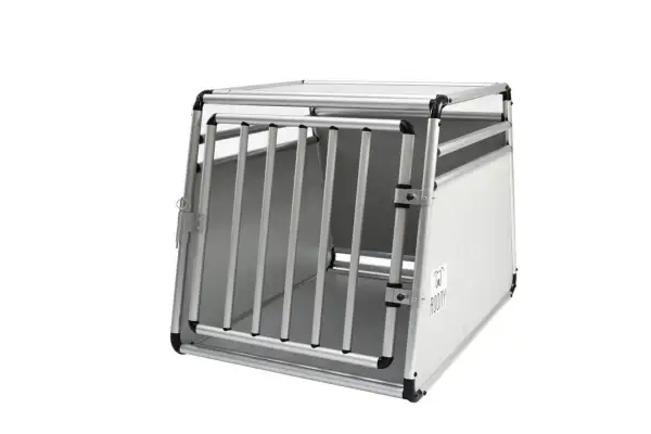 Une cage de transport chien XXL pour voiture, en aluminium, avec une porte grillagée. Idéale pour les longs trajets en toute sécurité.