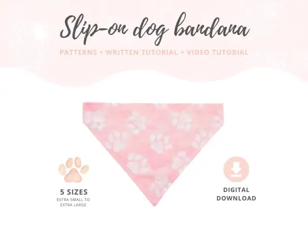 Un collier bandana chien rose pâle avec des empreintes de pattes blanches. Modèles et tutoriels disponibles en téléchargement numérique, 5 tailles.