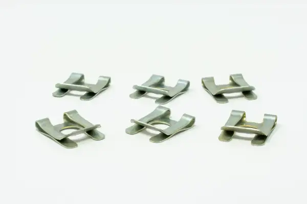 Six clips de fermeture pour cage de transport, en métal argenté, disposés sur fond blanc.