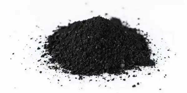 Poudre noire de charbon actif, idéale pour le bien-être de votre chien.